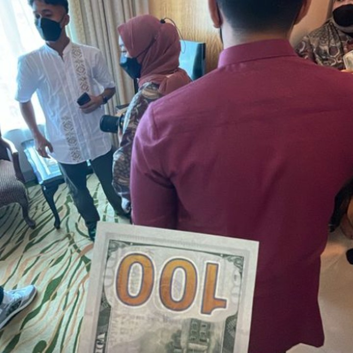 <p>Menariknya, anak-anak di keluarga Hermansyah mendapatkan THR berupa mata uang dolar, nih. (Foto: Instagram @azriel_hermansyah)</p>