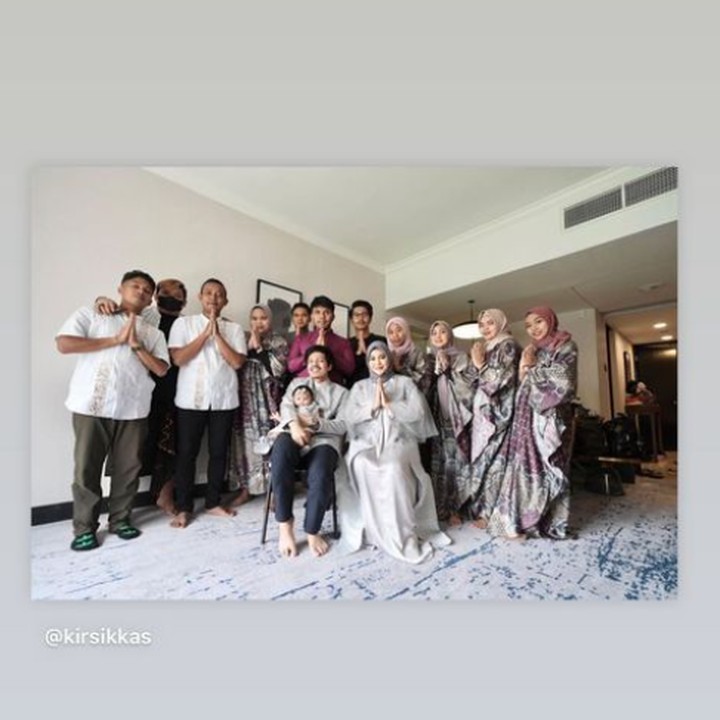 <p>Hari Raya Idul Fitri dirayakan dengan penuh sukacita oleh keluarga Hermansyah. Mereka berkumpul di Singapura untuk merayakan Lebaran. (Foto: Instagram @azriel_hermansyah)</p>
