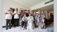 <p>Hari Raya Idul Fitri dirayakan dengan penuh sukacita oleh keluarga Hermansyah. Mereka berkumpul di Singapura untuk merayakan Lebaran. (Foto: Instagram @azriel_hermansyah)</p>