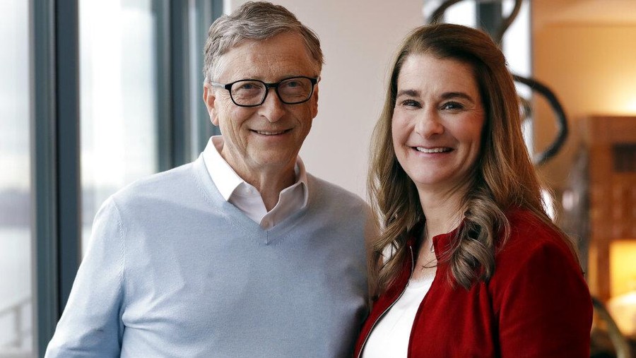 Bill Gates dan Melinda Gates FILE - In this Feb. 1, 2019, file photo, Bill Gates and Melinda French Gates pose together in Kirkland, Wash. A handful of Americans donated at least $1 billion to charity last year, according to the Chronicle of Philanthropy’s annual ranking of the 50 Americans who gave the most to charity in 2021. Bill Gates and Melinda French Gates topped the list, pledging $15 billion to the Bill & Melinda Gates Foundation, a huge player in global health and American education. (AP Photo/Elaine Thompson, File)