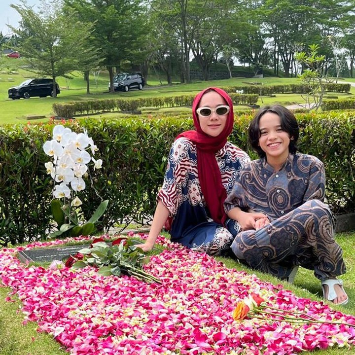 <p>Kemudian, wanita yang akrab disapa Unge ini mengunjungi makam suaminya tercinta, Ashraf Sinclair. Ia dan Noah mengabadikan potret usai berdoa di pusara mendiang Ashraf. (Foto: Instagram @bclsinclair)</p>
