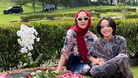 7 Potret BCL Rayakan Idul Fitri, Ajak Anak Kunjungi Makam Ashraf Sinclair