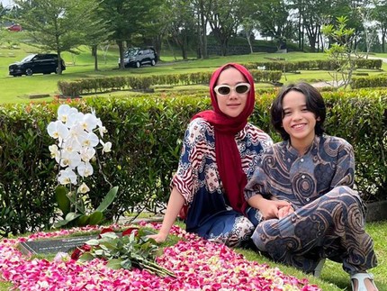 7 Potret BCL Rayakan Idul Fitri, Ajak Anak Kunjungi Makam Ashraf Sinclair