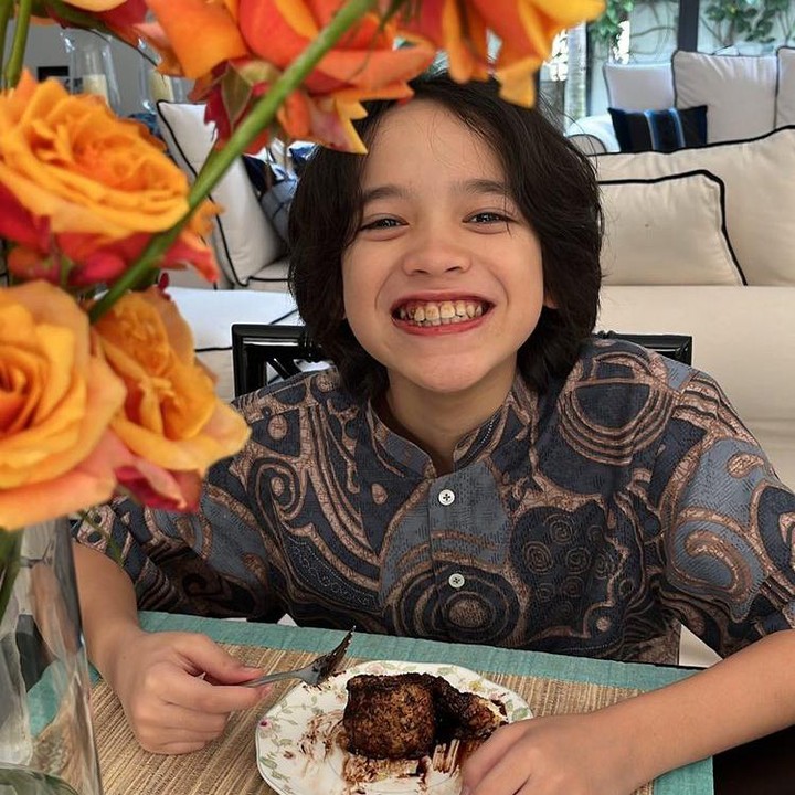 <p>Kebahagiaan juga terpancar dari raut wajah sang putra, Noah Sinclair, ketika menikmati hidangan Lebaran. (Foto: Instagram @bclsinclair)</p>