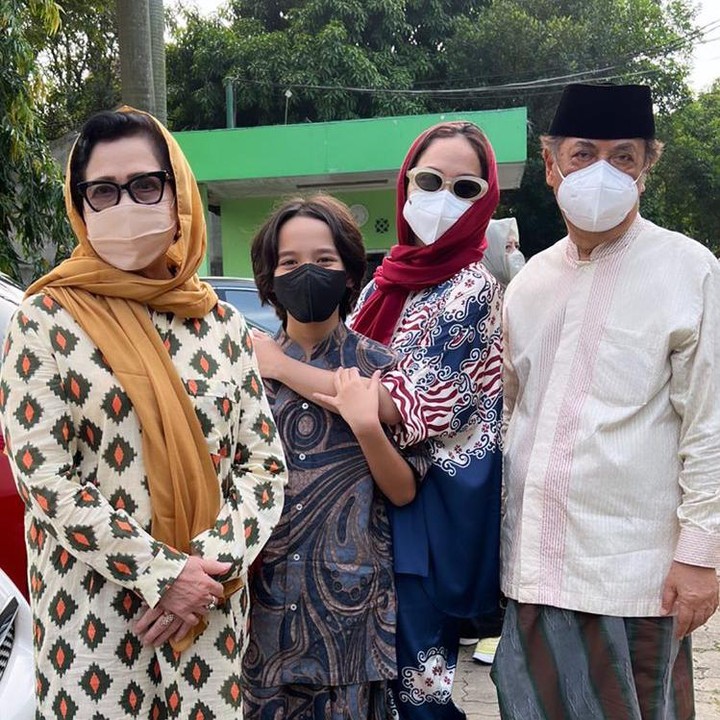 <p>Bunga Citra Lestari berkumpul bersama ayahanda dan ibunda. Ia tak lupa mengabadikan potret mereka ketika berkumpul. (Foto: Instagram @bclsinclair)</p>