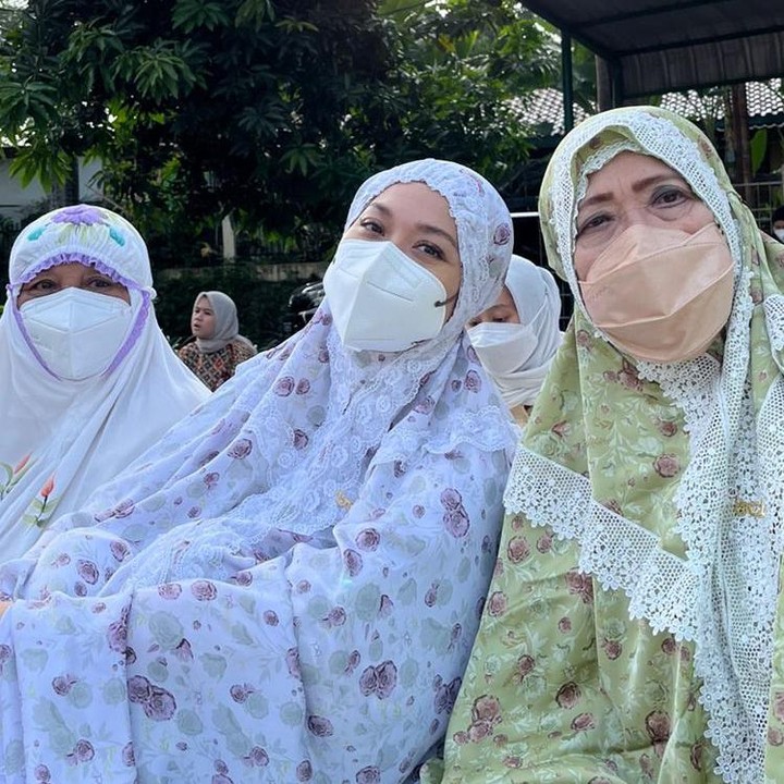 <p>Meski begitu, BCL tetap melewati momen Lebaran dengan penuh kebahagiaan. Ia membagikan potret ketika melakukan salat ied di pagi hari. (Foto: Instagram @bclsinclair)</p>