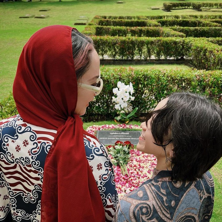 <p>Bunga Citra Lestari membagikan momen Hari Raya Idul Fitri bersama keluarganya. Kali ini merupakan ketiga kalinya ia melewati momen Lebaran tanpa suami tercinta. (Foto: Instagram @bclsinclair)</p>