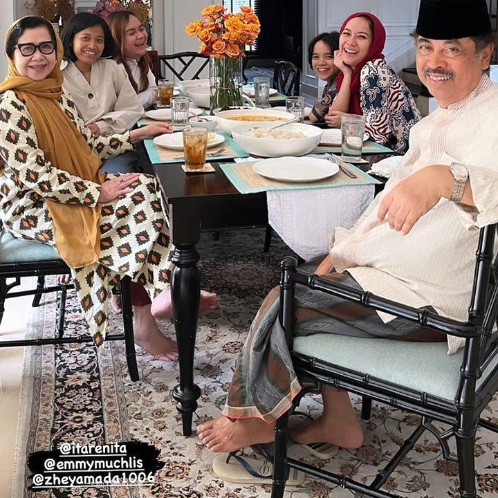 <p>Usai melaksanakan salat, Bunga Citra Lestari dan keluarganya berkumpul untuk melakukan makan-makan. (Foto: Instagram @bclsinclair)</p>