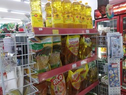 Minyak Goreng di Alfamart & Indomaret Hari Ini: Tropical hingga Sania Turun Harga