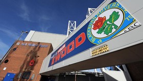 Video 3.000 Muslim Salat Idulfitri di Stadion Blackburn Rovers
