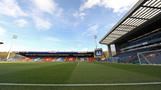 Klub Liga Inggris Blackburn Rovers memamerkan suasana solat Idulfitri di Stadion Ewood Park, Senin (2/5) waktu setempat.