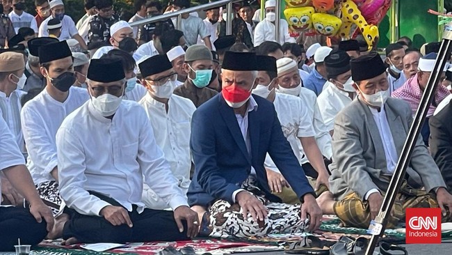 Gubernur Jawa Tengah Ganjar Pranowo melakukan salat Id di jalan kawasan Simpang Lima Semarang, Senin (2/5).