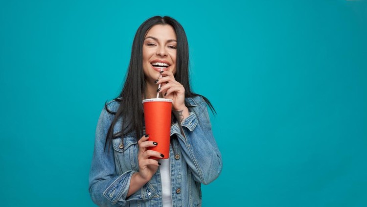 Ilustrasi wanita minum soda Ilustrasi wanita minum soda