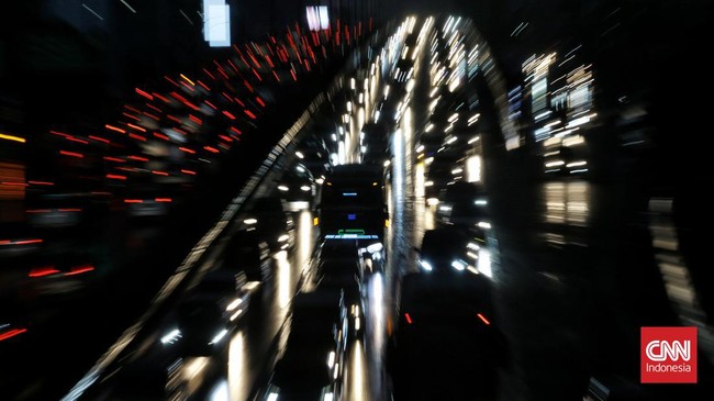 Arus lalu lintas di Jalan Medan Merdeka Selatan normal setelah demonstrasi ojol. Massa bubar setelah audiensi dengan Kemenhub, menuntut tarif yang adil.