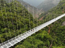 Terpopuler: Jembatan Kaca Terpanjang di Dunia Sudah Dibuka