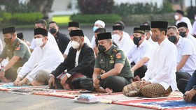 Jokowi, Iriana dan Kaesang Salat Id di Halaman Istana Yogyakarta