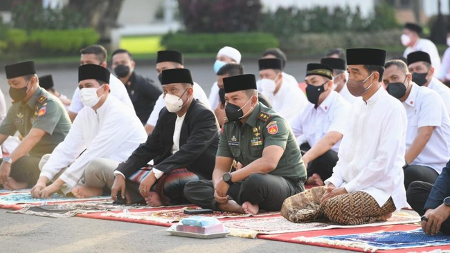 Presiden Joko Widodo melaksanakan salat Idulfitri 1 Syawal 1443 Hijriah di halaman Gedung Agung, Istana Kepresidenan Yogyakarta, Senin (2/5).