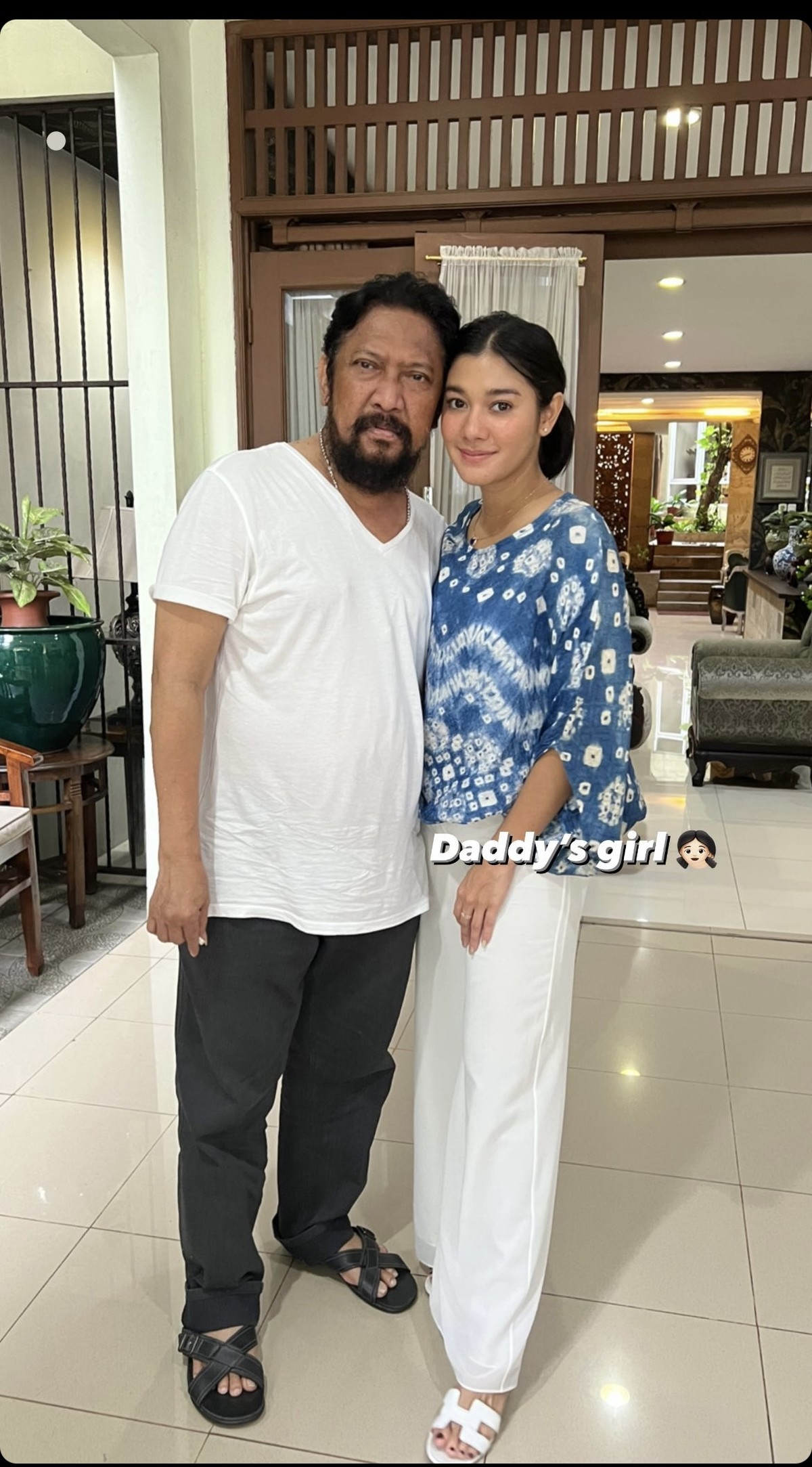 Kunjungi Rumah Sang Ayah&comma; Ini Potret Momen Lebaran Naysilla Mirdad