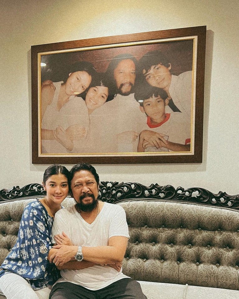 Kunjungi Rumah Sang Ayah, Ini Potret Momen Lebaran Naysilla Mirdad Kunjungi Rumah Sang Ayah, Ini Potret Momen Lebaran Naysilla Mirdad