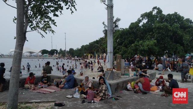 Taman Impian Jaya Ancol dikunjungi puluhan ribu orang pada hari pertama lebaran Idulfitri, Senin (2/5).