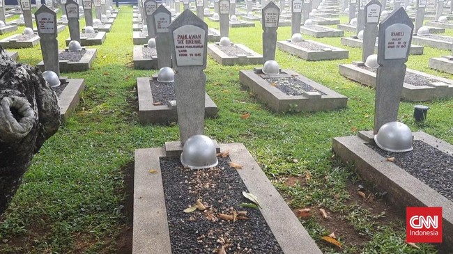 Kepolisian menerapkan rekayasa lalu lintas di sekitar Taman Makam Pahlawan Kalibata, Jakarta Selatan dalam rangka apel kehormatan dan renungan suci, malam ini.