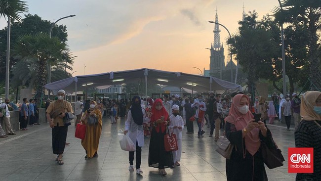 Jemaah yang hendak menunaikan salat Id pada Senin (2/5) mulai memadati Masjid Istiqlal, Jakarta Pusat.