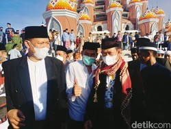 Mentan dan Gubernur Sulsel Salat Id di Pelataran Masjid 99 Kubah Makassar