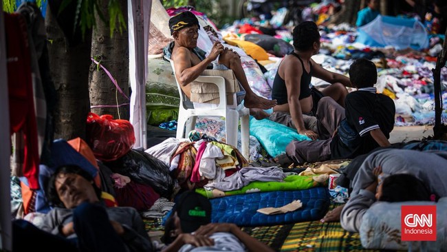 Ratusan warga korban kebakaran Pasar Gembrong ini masih bertahan di tenda pengungsian. Rumah mereka ludes dilalap si jago merah pada pekan lalu.