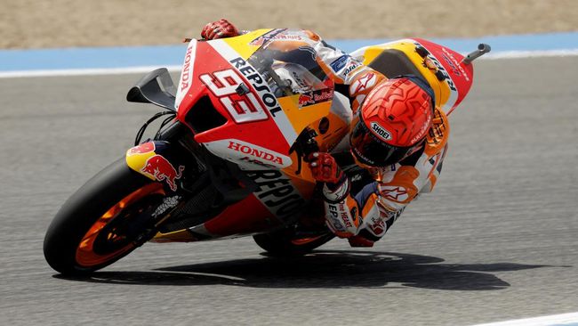 Ada saja tingkah aneh Marquez usai kembali ke MotoGP usai operasi, kali ini sarung tangannya nyangkut di motor ketika tampil di FP1 MotoGP Jepang.