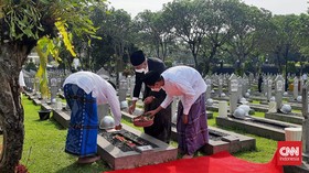 Muhadjir Ziarah ke Makam Habibie hingga Malik Fajdar di Hari Lebaran