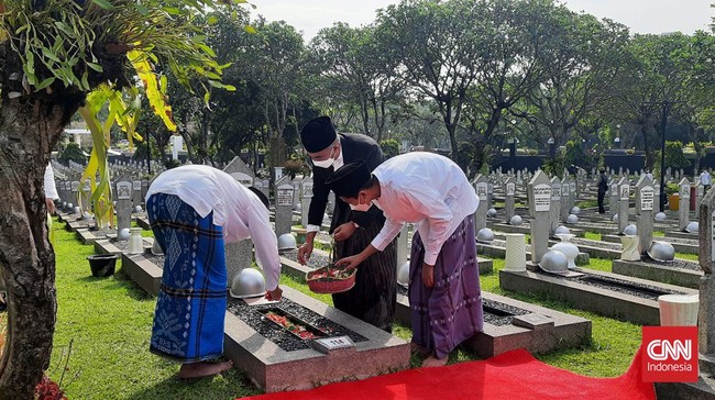 Menko PMK Muhadjir Effendy berziarah ke makam sejumlah tokoh RI di Taman Makam Pahlawan (TMP) Kalibata pada hari pertama Idulfitri 1443 Hijriah, Senin (2/5).