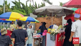 TPU Karet Bivak Padat Peziarah di Hari Pertama Lebaran 2022