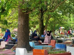 Hari Pertama Lebaran, Masyarakat Ramai Ziarah Kubur di Pekanbaru
