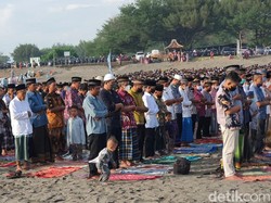Khusyuknya Umat Muslim Salat Id di Gumuk Pasir Parangkusumo Bantul