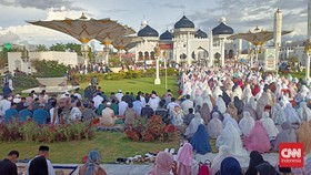 Warga Aceh Membludak Salat Id di Masjid Raya Baiturrahman