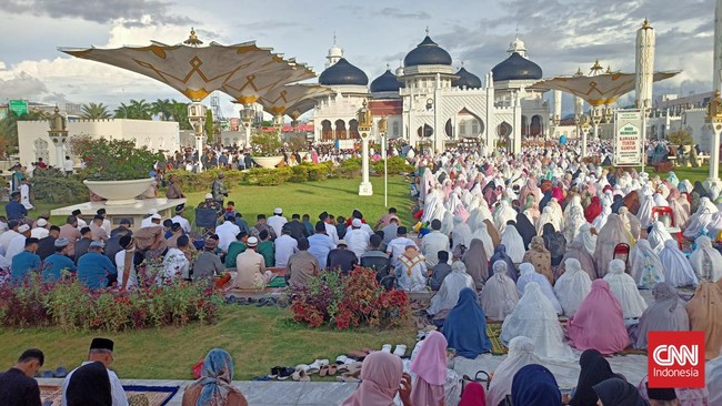 Salat Id yang digelar di Masjid Raya Baiturrahman, Banda Aceh, dipadati jemaah. Jumlah jemaah yang datang membludak hingga ke pinggir jalan.
