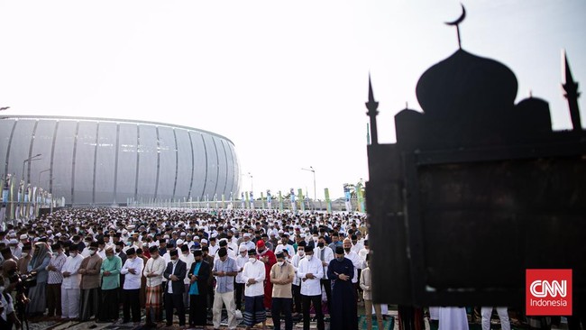 Anies Baswedan dan ribuan warga DKI datang ke Jakarta International Stadium (JIS) di Jakarta Utara untuk melaksanakan salat Idulfitri, Senin (2/5) pagi.