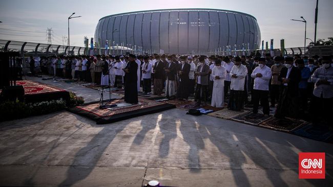 Niat sholat Idul Fitri merupakan rukun sholat yang wajib dibaca. Simak tata cara dan bacaan niatnya berikut ini!