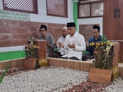 Lebaran di Lasem, Sekjen PPP Ziarah ke Makam Pendiri NU