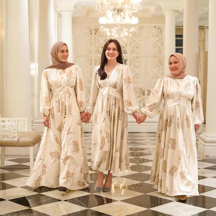<p>Shandy Aulia juga terlihat sangat dekat dengan kedua kakaknya. Pada saat bukber bareng, mereka kompak mengenakan busana yang merupakan koleksi dari brand fashion milik  Shandy. <em>Sister goals</em> banget, nih! (Foto: Instagram @shandyaulia)</p>