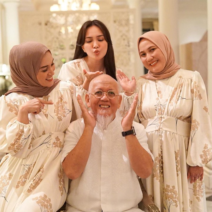 <p>Tengok saja potret keseruan mereka ketika bukber bareng. Shandy dan kedua kakaknya mengajak sang Ayah berpose gemas! (Foto: Instagram @shandyaulia)</p>