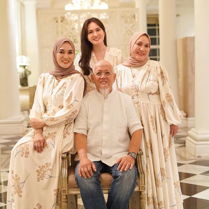 <p>Shandy merupakan anak keempat dari empat bersaudara. Sang Ayah, Kemas Yusuf Effendy menganut agama Islam. Ketika orang tuanya bercerai, Shandy dibesarkan oleh ibunda yang menganut agama non Islam. Sedangkan kakak-kakaknya masih tetap memeluk agama Islam. (Foto: Instagram @shandyaulia)</p>