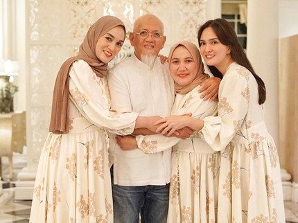 7 Potret Hangat Shandy Aulia dengan Ayah dan Kakak Beda Agama, Sempat Bukber Bareng Bun