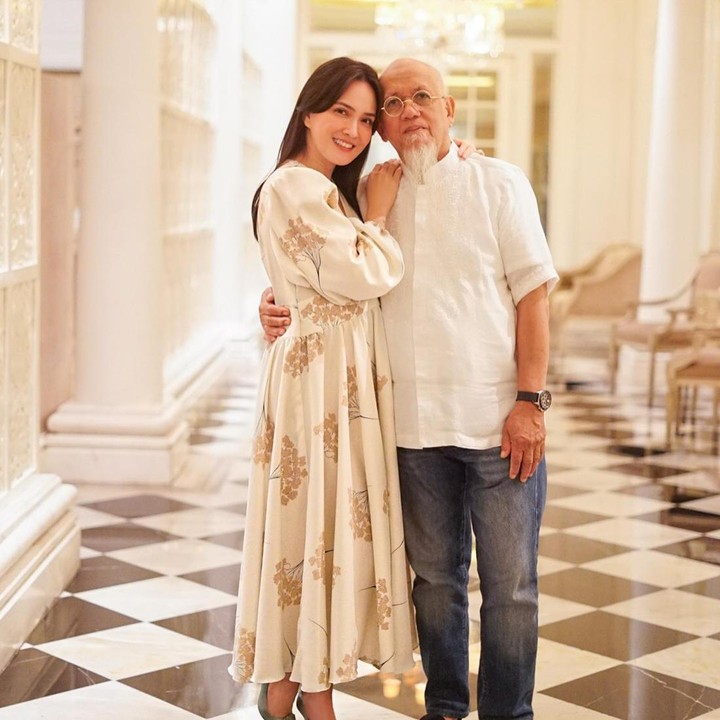<p>Shandy Aulia tak lupa mengabadikan potret berdua dengan sang Ayah. Meski sempat berpisah, hal itu tak membuat kehangatan mereka luntur. (Foto: Instagram @shandyaulia)</p>