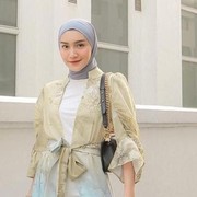 Simpel Tanpa Ribet! Contek Gaya Melody Prima dengan Outer Buat Inspirasi Outfit Halal Bihalal