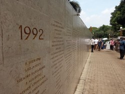 Taman Makam Pahlawan Kalibata Jaksel Ramai Peziarah di Hari Lebaran