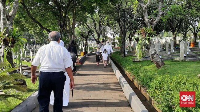 Taman Makam Pahlawan (TMP) Kalibata, Jakarta Selatan ramai dikunjungi peziarah pada hari pertama Idulfitri 1443 Hijriah, Senin (2/5).