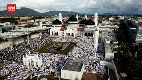 VIDEO: Ribuan Warga Aceh Salat Idulfitri di Masjid Raya Baiturrahman