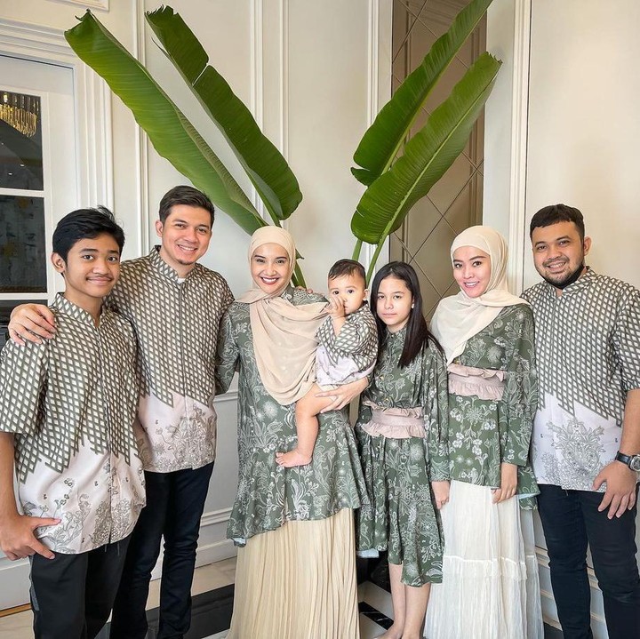 <p>Kali ini, Ukkasya Muhammad Syahki, juga kompak berpakaian yang sama dengan sang ayah, Irwansyah. (Foto: Instagram @zaskiasungkar15)</p>