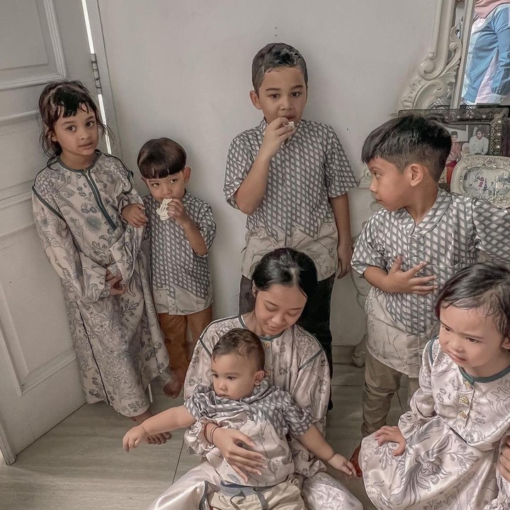 <p>Idul Fitri tak lengkap rasanya tanpa berkumpul dengan keluarga ya, Bunda. Ukkasya Muhammad Syahki pun tampak dikelilingi oleh para sepupunya. (Foto: Instagram @zaskiasungkar15)</p>